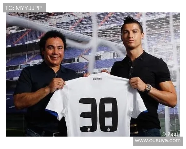 足球球星款大衣引领潮流展现运动与时尚完美结合